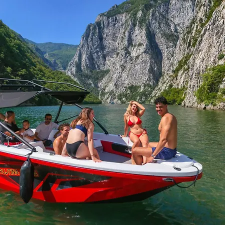 Stagioni Lumi I Shales Úszó hotel Ara te Lumit