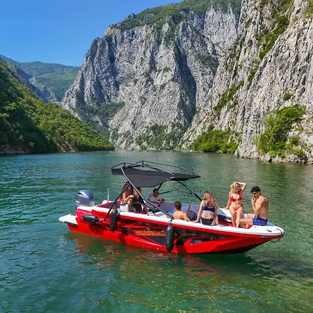 Stagioni Lumi I Shales Úszó hotel Ara te Lumit